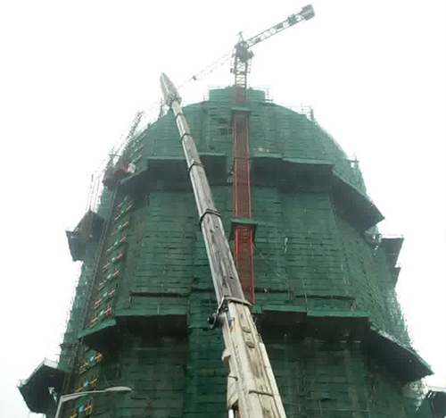 泸州吊车在工地上作业